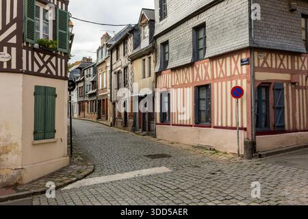 Via medievale a Honfleur, Francia. 2025 Foto Stock