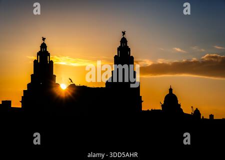 Il Royal Liver Building è stato allestito contro il sole del tramonto, Liverpool. REGNO UNITO. 2025 Foto Stock