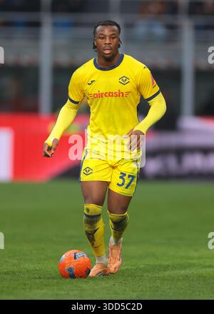 Milano, Italia. 28 dicembre 2025. Armel bella-Kotchap di Hellas Verona durante la partita di serie A AC Milan vs Hellas Verona a Giuseppe Meazza, Milano. Il credito per immagini dovrebbe essere: Jonathan Moscrop/Sportimage Credit: Sportimage Ltd/Alamy Live News Foto Stock