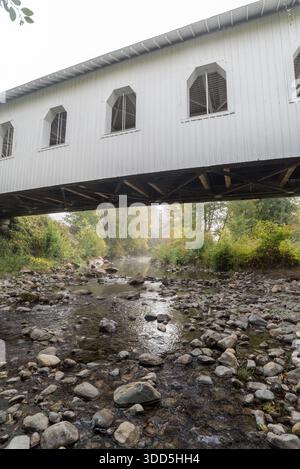 Grave Creek Covered Bridge, costruito nel 1920, Josephine County, Oregon, USA. Foto Stock