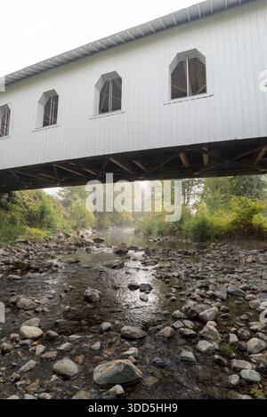 Grave Creek Covered Bridge, costruito nel 1920, Josephine County, Oregon, USA. Foto Stock