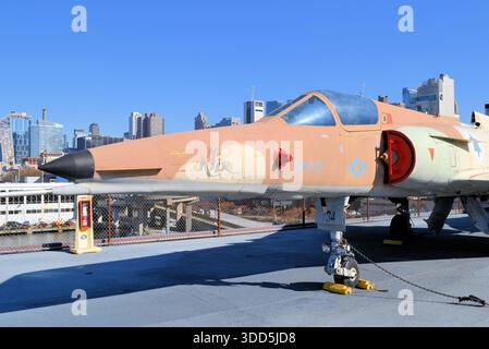 IAI Kfir C7, jet fighter israeliano, utilizzato dall'USMC per l'addestramento degli aggressori; sul ponte dell'Intrepid Museum, Pier 86, New York Harbor, New York City, USA Foto Stock