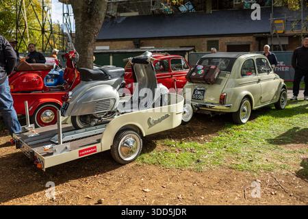 1964 Fiat 500 e una Vespa d'epoca su un rimorchio personalizzato, in mostra all'assemblea Bicester Motion tenutasi il 30 novembre 2025. Foto Stock