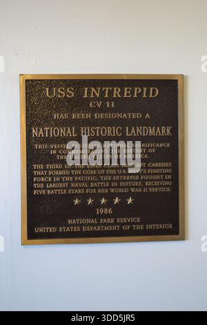 Questa targa è stata assegnata dal dipartimento degli interni degli Stati Uniti per celebrare il distinto servizio dell'ex USS Intrepid nella seconda guerra mondiale e dopo Foto Stock