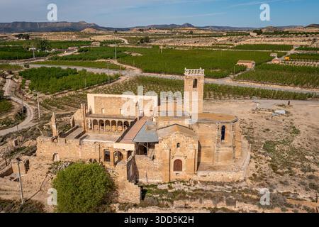 Rovine della chiesa del deserto: Edificio storico in pietra con campanile nel paesaggio rurale, la Granja d'Escarp, Spagna Foto Stock