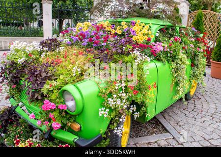 La Trabant è un'iconica vettura di piccole dimensioni prodotta nell'ex Germania Est (DDR) dalla VEB Sachsenring Automobilwerke Zwickau. Foto Stock