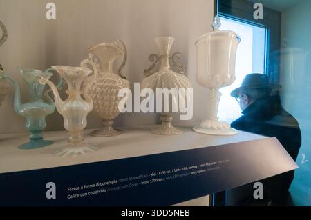 Il XIX secolo a Napoli. Una mostra nelle nuove sale del museo della Certosa di San Martino. Collezione di vetreria. Foto Stock