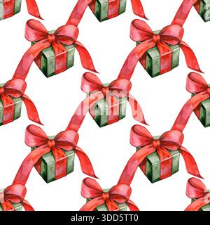 Motivo acquerello senza cuciture con confezioni regalo verdi legate a nastri rossi brillanti. Ideale per confezioni natalizie, design natalizi e tessuti per le feste Foto Stock