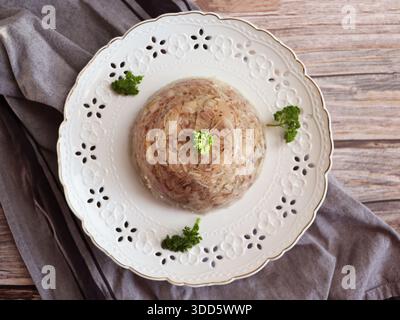 Aspic di carne decorata con prezzemolo. Vista dall'alto Foto Stock