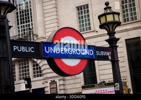 LONDRA, REGNO UNITO. 15 febbraio 2025. Metropolitana di Londra, nota anche come Tube. Logo della metropolitana. Foto Stock