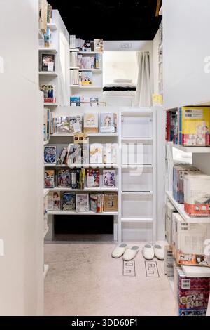 Interno del Manga Art Hotel, capsule hotel pieno di librerie manga, Chiyoda City, Tokyo, Giappone Foto Stock