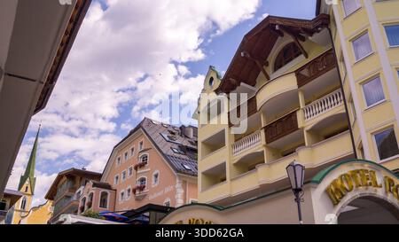 Ischgl rimane una delle destinazioni sciistiche più esclusive e vivaci al mondo, situata nella valle del Paznaun in Tirolo, Austria. Foto Stock