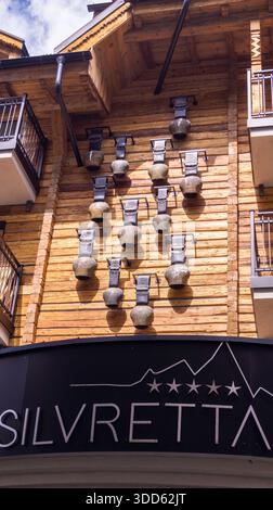 Ischgl rimane una delle destinazioni sciistiche più esclusive e vivaci al mondo, situata nella valle del Paznaun in Tirolo, Austria. Foto Stock