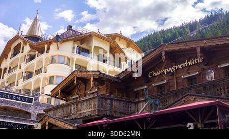 Ischgl rimane una delle destinazioni sciistiche più esclusive e vivaci al mondo, situata nella valle del Paznaun in Tirolo, Austria. Foto Stock