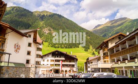 Ischgl rimane una delle destinazioni sciistiche più esclusive e vivaci al mondo, situata nella valle del Paznaun in Tirolo, Austria. Foto Stock