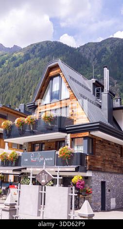 Ischgl rimane una delle destinazioni sciistiche più esclusive e vivaci al mondo, situata nella valle del Paznaun in Tirolo, Austria. Foto Stock