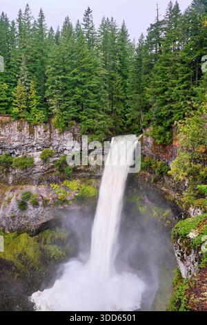 Brandywine Falls è una spettacolare cascata di 70 metri che scende in una caverna circostante. Foto Stock