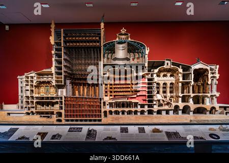 Modello in scala del Palais Garnier, l'Opera di Parigi progettata dall'architetto Charles Garnier, esposto all'interno del Museo d'Orsay, Parigi, Francia. Foto Stock
