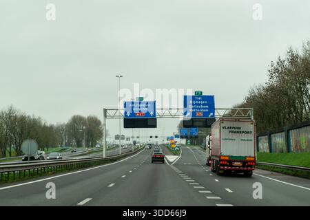 Olanda - novembre 28 2025: Indicazioni stradali olandesi sulle autostrade A27 e A15 vicino a Gorinchem che mostrano indicazioni per Amsterdam, Utrecht, Tiel, NIJ Foto Stock
