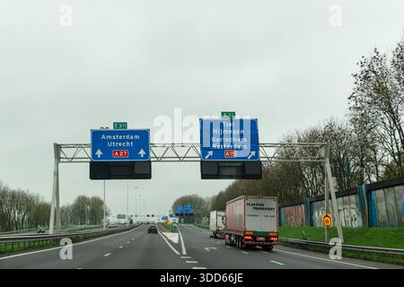 Olanda - novembre 28 2025: Indicazioni stradali olandesi sulle autostrade A27 e A15 vicino a Gorinchem che mostrano indicazioni per Amsterdam, Utrecht, Tiel, NIJ Foto Stock