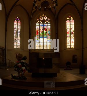 Vetrate colorate nella chiesa di Annecy, alta Savoia Foto Stock