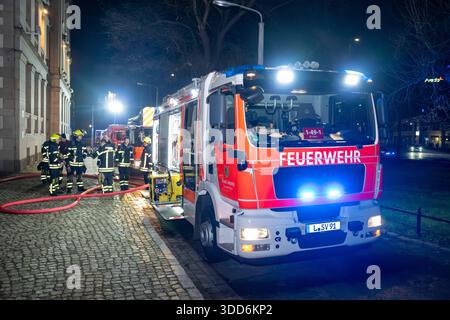 Leipzig - marchio in ehemaliger Stasi-Zentrale Großeinsatz der Feuerwehr bei Kellerbrand, über 70 Feuerwehrleute im Einsatz 21.12.2025 gegen 19 Uhr Leipzig-Zentrum, Große Fleischergasse am Sonntagabend kam es gegen 19 Uhr in der Großeinsatz Fleischergasse im Leipziger Zipziger Zum zu einem großen der Feuer an der Feuer an der Staischergatalider Stentrasi der Stentrale der Stentrum Stentrum Stentrale. Nach Angaben von Feuerwehr-Einsatzleiter brach der Brand im zweiten Untergeschoss des Gebäudekomplexes aus. Dabei entwickelte sich starker Rauch sowie eine erhebliche Hitzeentwicklung, sodass ein schnelles und koordiniertes Eingreifen Foto Stock