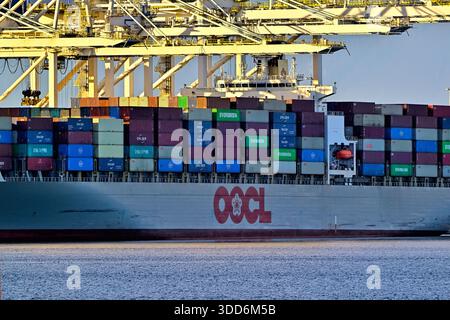 Una nave da carico oceanica carica di container da sbarcare nel porto di Vancouver, British Columbia Canada Foto Stock