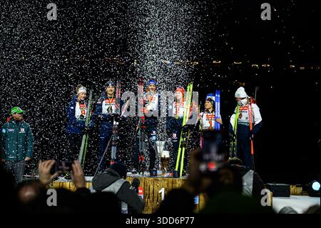 GELSENKIRCHEN, GERMANIA - 28 DICEMBRE 2025: - Biathlon World Team Challenge 2025 Auf Schalke alla Veltins Arena. Foto Stock