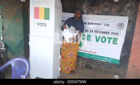 (251229) -- CONAKRY, 29 dicembre 2025 (Xinhua) -- Un elettore si prepara a compilare una votazione in un seggio elettorale a Conakry, la capitale della Guinea, il 28 dicembre 2025. La Guinea ha iniziato a votare nelle sue elezioni presidenziali domenica, con più di 6,8 milioni di elettori registrati che dovrebbero votare in oltre 24.000 seggi nazionali tra le 7:00 (ora locale 0700 GMT) e le 18:00 (1800 GMT). Questa è la prima elezione presidenziale del paese da quando un colpo di Stato militare rovesciò l'ex presidente Alpha Conde nel settembre 2021, segnando un passo importante verso il ritorno a costituu Foto Stock