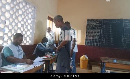 (251229) -- CONAKRY, 29 dicembre 2025 (Xinhua) -- Un membro del personale assiste un elettore nella verifica delle informazioni presso un seggio elettorale a Conakry, capitale della Guinea, il 28 dicembre 2025. La Guinea ha iniziato a votare nelle sue elezioni presidenziali domenica, con più di 6,8 milioni di elettori registrati che dovrebbero votare in oltre 24.000 seggi nazionali tra le 7:00 (ora locale 0700 GMT) e le 18:00 (1800 GMT). Si tratta delle prime elezioni presidenziali del paese da quando un colpo di Stato militare ha rovesciato l'ex presidente Alpha Conde nel settembre 2021, segnando un passo importante verso il ret Foto Stock