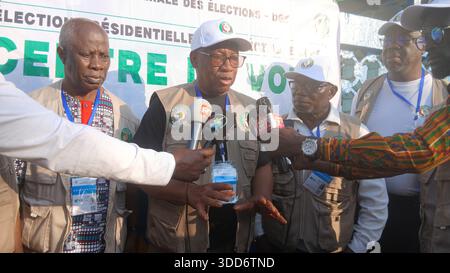 (251229) -- CONAKRY, 29 dicembre 2025 (Xinhua) -- un osservatore della Comunità economica degli Stati dell'Africa occidentale viene intervistato dai media in un seggio elettorale a Conakry, la capitale della Guinea, il 28 dicembre 2025. La Guinea ha iniziato a votare nelle sue elezioni presidenziali domenica, con più di 6,8 milioni di elettori registrati che dovrebbero votare in oltre 24.000 seggi nazionali tra le 7:00 (ora locale 0700 GMT) e le 18:00 (1800 GMT). Questa è la prima elezione presidenziale che si tiene nel paese da quando un colpo di Stato militare rovesciò l'ex presidente Alpha Conde nel settembre 2021, marki Foto Stock