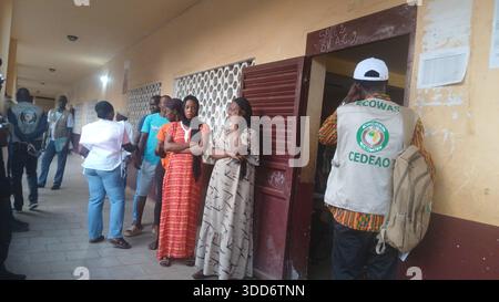 (251229) -- CONAKRY, 29 dicembre 2025 (Xinhua) -- gli elettori si schierano per votare in una stazione elettorale a Conakry, la capitale della Guinea, il 28 dicembre 2025. La Guinea ha iniziato a votare nelle sue elezioni presidenziali domenica, con più di 6,8 milioni di elettori registrati che dovrebbero votare in oltre 24.000 seggi nazionali tra le 7:00 (ora locale 0700 GMT) e le 18:00 (1800 GMT). Si tratta delle prime elezioni presidenziali del paese da quando un colpo di Stato militare ha rovesciato l'ex presidente Alpha Conde nel settembre 2021, segnando un passo importante verso il ritorno alla circoscrizione elettorale Foto Stock