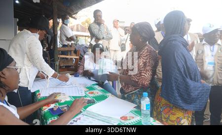 (251229) -- CONAKRY, 29 dicembre 2025 (Xinhua) -- Un membro del personale assiste un elettore nella verifica delle informazioni presso un seggio elettorale a Conakry, capitale della Guinea, il 28 dicembre 2025. La Guinea ha iniziato a votare nelle sue elezioni presidenziali domenica, con più di 6,8 milioni di elettori registrati che dovrebbero votare in oltre 24.000 seggi nazionali tra le 7:00 (ora locale 0700 GMT) e le 18:00 (1800 GMT). Si tratta delle prime elezioni presidenziali del paese da quando un colpo di Stato militare ha rovesciato l'ex presidente Alpha Conde nel settembre 2021, segnando un passo importante verso il ret Foto Stock