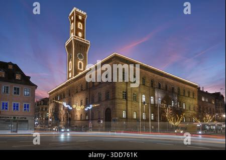 Il Municipio di Fuerth in illuminazione serale, la torre, imita la torre di Palazzo Vecchio a Firenze, cielo serale, Fuerth, Media Franconia, Bava Foto Stock