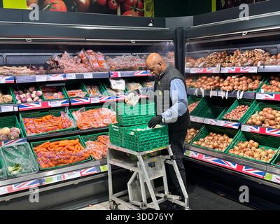 Londra, Regno Unito.27 dicembre 2025. Un membro dello staff organizza le merci in un supermercato con l'avvicinarsi del nuovo anno il 27 dicembre 2025 a Londra, Inghilterra. Crediti: Ouyang Kaiyu/China News Service/Alamy Live News Foto Stock