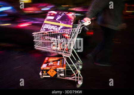 Amburgo, Germania. 29 dicembre 2025. Un cliente con un carrello completo porta il suo acquisto attraverso il parcheggio durante una vendita speciale di fuochi d'artificio nel circolo di un club di tiro ad Amburgo-Harburg. La vendita dei fuochi d'artificio di Capodanno è iniziata il 29.12.2025. Credito: Christian Charisius/dpa/Alamy Live News Foto Stock