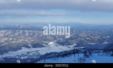 Avventura sciistica Hakuba Goryu: Piste innevate e vista sulle montagne Foto Stock