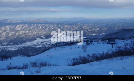 Avventura sciistica Hakuba Goryu: Piste innevate e vista sulle montagne Foto Stock