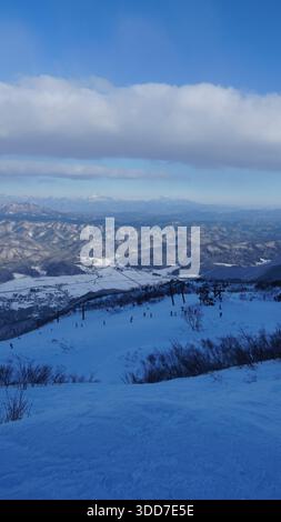 Avventura sciistica Hakuba Goryu: Piste innevate e vista sulle montagne Foto Stock