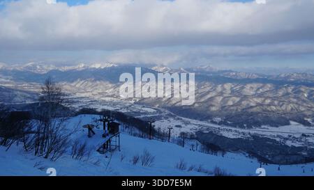 Avventura sciistica Hakuba Goryu: Piste innevate e vista sulle montagne Foto Stock
