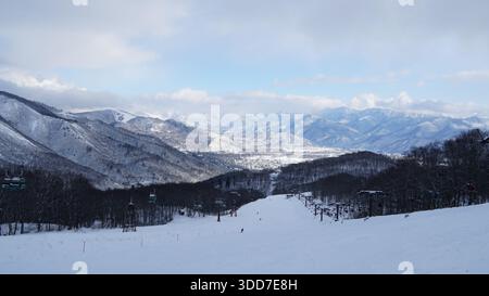 Avventura sciistica Hakuba Goryu: Piste innevate e vista sulle montagne Foto Stock
