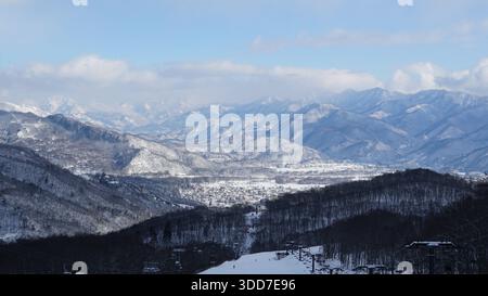 Avventura sciistica Hakuba Goryu: Piste innevate e vista sulle montagne Foto Stock