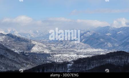 Avventura sciistica Hakuba Goryu: Piste innevate e vista sulle montagne Foto Stock