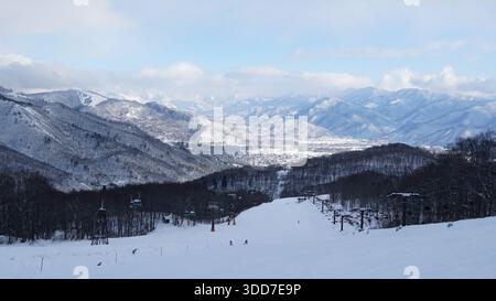 Avventura sciistica Hakuba Goryu: Piste innevate e vista sulle montagne Foto Stock