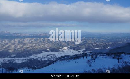 Avventura sciistica Hakuba Goryu: Piste innevate e vista sulle montagne Foto Stock