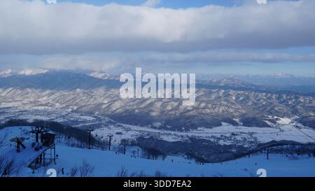 Avventura sciistica Hakuba Goryu: Piste innevate e vista sulle montagne Foto Stock