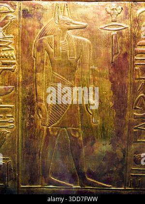 Particolare - Coffin Antropoide esterno di Tuya - XVIII dinastia, nuovo Regno, regno di Amenofi III - legno ricoperto di stucco dorato con intarsi di vetro blu e ossidiana (occhi), blu chiaro, blu scuro e vetro rosso (gioielli) - Tomba di Yuya e Tuya (KV 46), Valle dei Re, Luxor Foto Stock