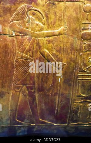 Particolare - Coffin Antropoide esterno di Tuya - XVIII dinastia, nuovo Regno, regno di Amenofi III - legno ricoperto di stucco dorato con intarsi di vetro blu e ossidiana (occhi), blu chiaro, blu scuro e vetro rosso (gioielli) - Tomba di Yuya e Tuya (KV 46), Valle dei Re, Luxor Foto Stock