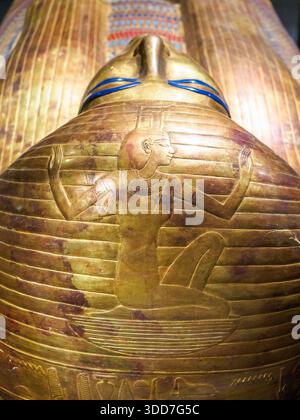 Particolare - Coffin Antropoide esterno di Tuya - XVIII dinastia, nuovo Regno, regno di Amenofi III - legno ricoperto di stucco dorato con intarsi di vetro blu e ossidiana (occhi), blu chiaro, blu scuro e vetro rosso (gioielli) - Tomba di Yuya e Tuya (KV 46), Valle dei Re, Luxor Foto Stock