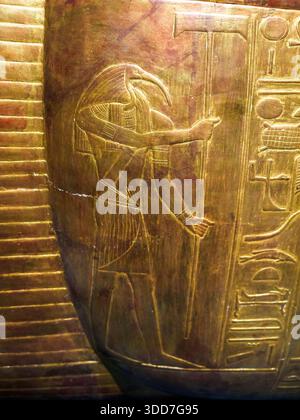 Particolare - Coffin Antropoide esterno di Tuya - XVIII dinastia, nuovo Regno, regno di Amenofi III - legno ricoperto di stucco dorato con intarsi di vetro blu e ossidiana (occhi), blu chiaro, blu scuro e vetro rosso (gioielli) - Tomba di Yuya e Tuya (KV 46), Valle dei Re, Luxor Foto Stock